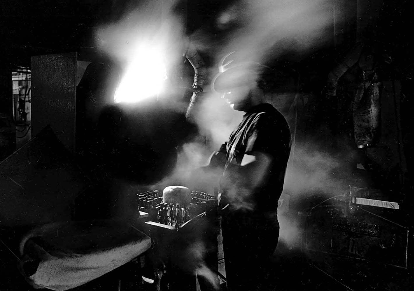 Man Making Hat no. 1, Adamstown, Pennsylvania, 1988© Rodney Smith