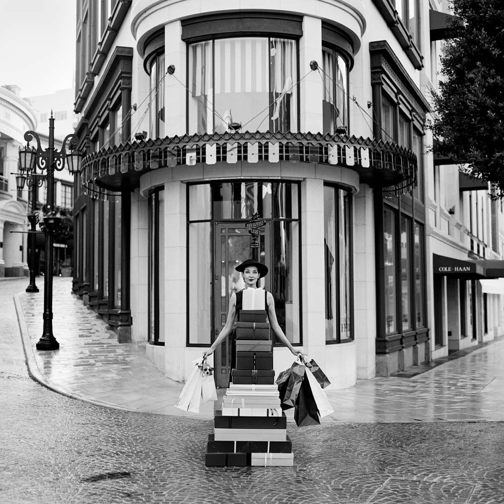 Woman with Chihuahua on Rodeo Drive, Beverly Hills, California, 1998© Rodney Smith